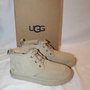 NIB UGG WOMEN'S NEUMEL SUEDE SHEARLING LINED CHUKKA ANKLE BOOTS SAND‎